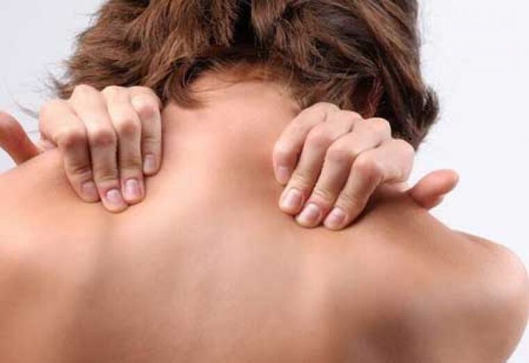 One symptom of thoracic osteochondrosis is pain between the shoulder blades. 