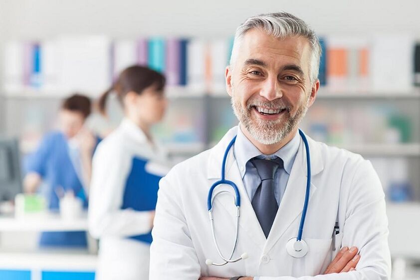 The doctor is treating arthrosis